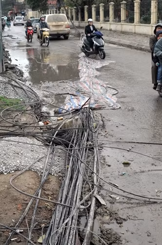 Dây điện đổ giăng kín đường Nguyên Hồng ảnh 4