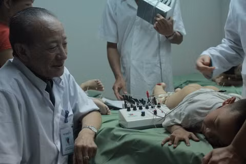 "Thần" châm cứu và những bệnh nhi ảnh 9