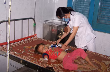 Ăn cỗ đám cưới, đám ma, hàng trăm người ngộ độc ảnh 1
