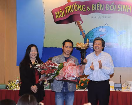 Giải Biếm họa Báo chí Việt Nam lần III - Cúp Rồng Tre : Mang tranh biếm họa ra đường phố ảnh 1