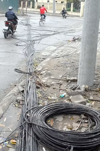 Dây điện đổ giăng kín đường Nguyên Hồng ảnh 3