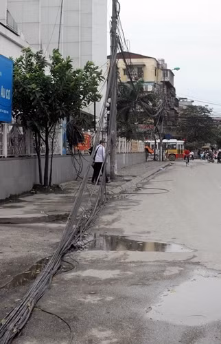 Dây điện đổ giăng kín đường Nguyên Hồng ảnh 1