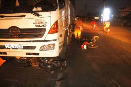 Lao vào gầm xe tải, thoát chết trong gang tấc ảnh 1