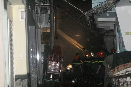 Cháy nhà gỗ trong hẻm ảnh 1