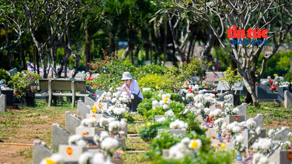 Những nén hương nối dài lòng biết ơn bên mộ các anh hùng liệt sĩ