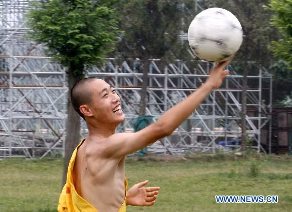 Võ sinh Thiếu lâm chơi túc cầu ảnh 3