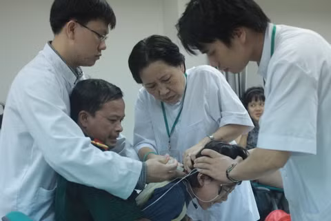 "Thần" châm cứu và những bệnh nhi ảnh 2