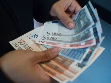 Euro lên giá trước hy vọng về gói cứu trợ Hy Lạp ảnh 1