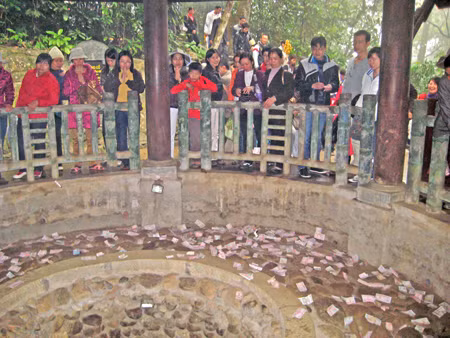 Mùa lễ hội 2012: Đã chuyển biến, song vẫn còn nhiều sạn... ảnh 1