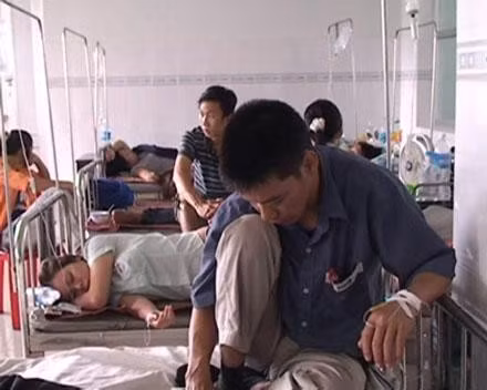 60 công nhân nhập viện vì ngộ độc thực phẩm ảnh 1
