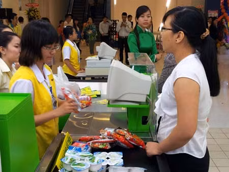 Hạn chế tín dụng cho vay qua thẻ, nhiều ngân hàng bối rối ảnh 1