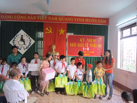 Ông giáo già 15 năm dạy học miễn phí cho trẻ khuyết tật ảnh 1