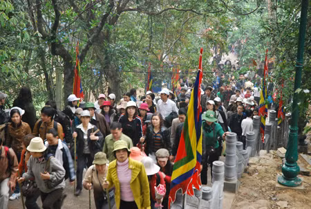 Du lịch lễ hội: Nhộn nhịp tour hành hương ảnh 2