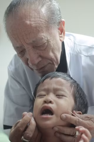 "Thần" châm cứu và những bệnh nhi ảnh 4