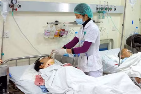 Sự hy sinh thầm lặng của những “chiến sĩ áo trắng” ảnh 1