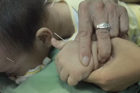 "Thần" châm cứu và những bệnh nhi ảnh 7