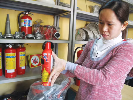 Cháy xe, bình cứu hỏa mini “đội giá” ảnh 1