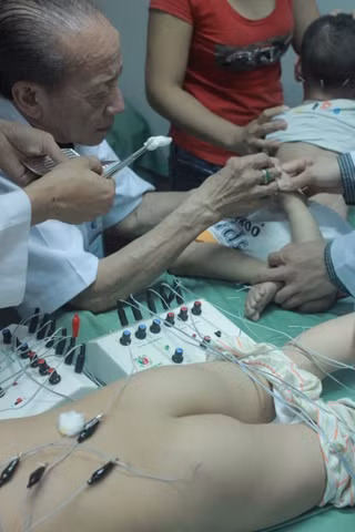 "Thần" châm cứu và những bệnh nhi ảnh 6