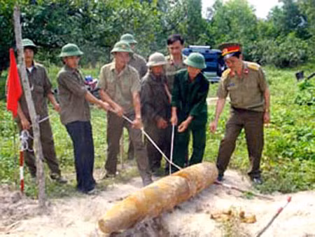 Quảng Ngãi thực hiện dự án rà phá bom mìn, vật nổ trả lại đất sạch cho sản xuất ảnh 1