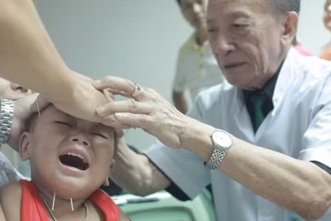 "Thần" châm cứu và những bệnh nhi ảnh 3