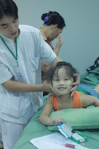 "Thần" châm cứu và những bệnh nhi ảnh 12