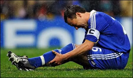 John Terry chấn thương, HLV tuyển Anh... nhẹ đầu ảnh 1