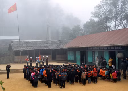 Nhọc nhằn việc học nơi trường tạm, lớp ghép ảnh 1