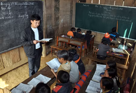 Nhọc nhằn việc học nơi trường tạm, lớp ghép ảnh 4