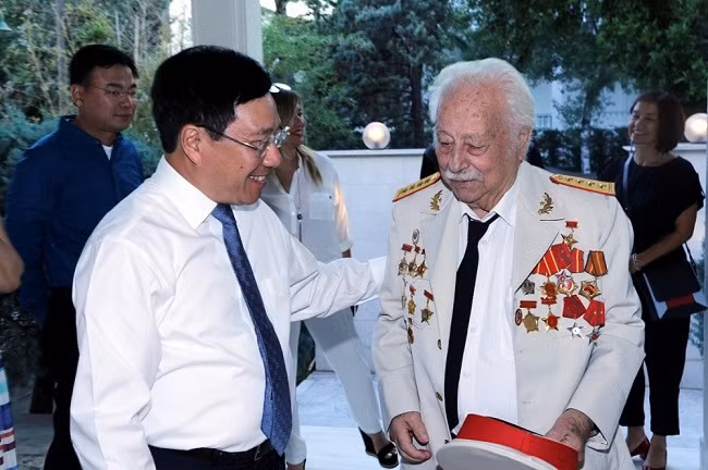 Phó Thủ tướng, Bộ trưởng Bộ Ngoại giao Phạm Bình Minh gặp gỡ ông Nguyễn Văn Lập trong chuyến thăm Hy Lạp tháng 7/2018. Ảnh: TTXVN