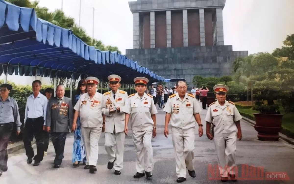 Anh hùng Lực lượng vũ trang nhân dân Việt Nam Kostas Sarantidis Nguyễn Văn Lập (người mặc bộ lễ phục trắng, hàng trước, ngoài cùng bên trái) cùng đồng đội vào lăng viếng Bác. Ảnh: Báo Nhân dân
