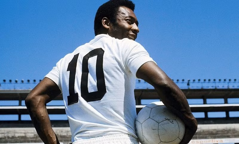 Pelé cùng chiếc áo số 10 quen thuộc. Ảnh: AFP