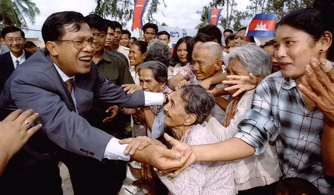Thủ tướng thứ hai Hun Sen đón nhận sự ủng hộ của người dân Campuchia năm 1997. Ảnh: Reuters