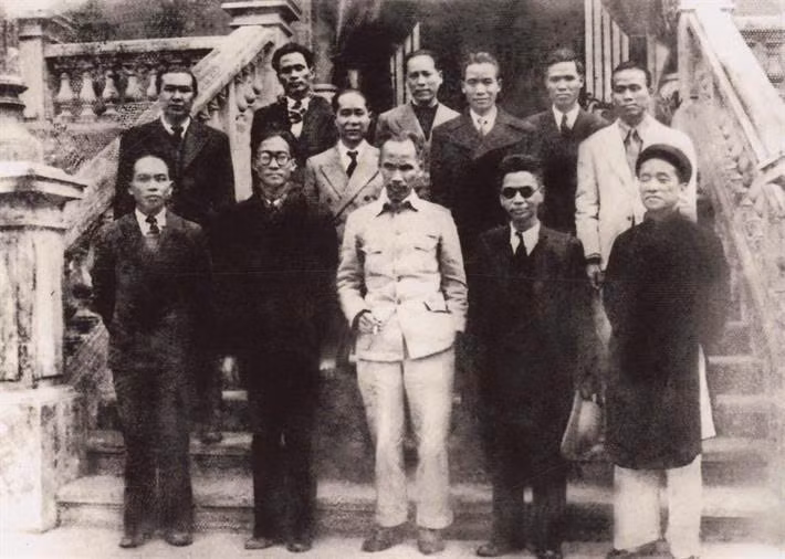 Chủ tịch Hồ Chí Minh và các thành viên Chính phủ lâm thời nước Việt Nam Dân chủ Cộng hoà. Bộ trưởng Bộ Quốc gia Giáo dục Vũ Đình Hoè đứng hàng đầu thứ 2 từ trái sang.