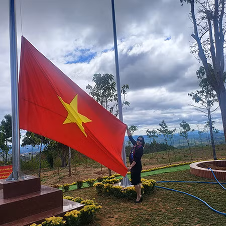 Chị Hồng trong một lần về thăm Việt Nam.