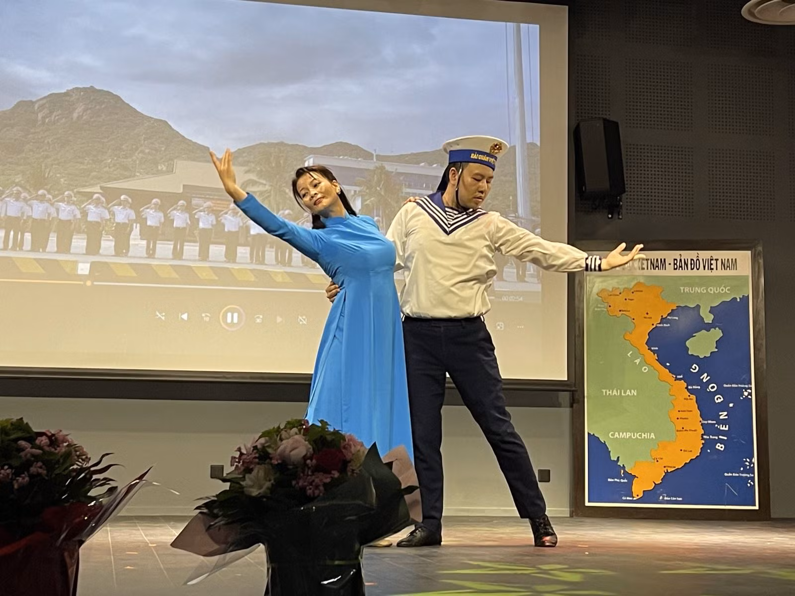 Chương trình văn nghệ của CLB yêu biển đảo quê hương Việt Nam hưởng ứng phong trào “Tất cả vì biển, đảo Việt Nam”. Ảnh: Thu Hà/TTXVN