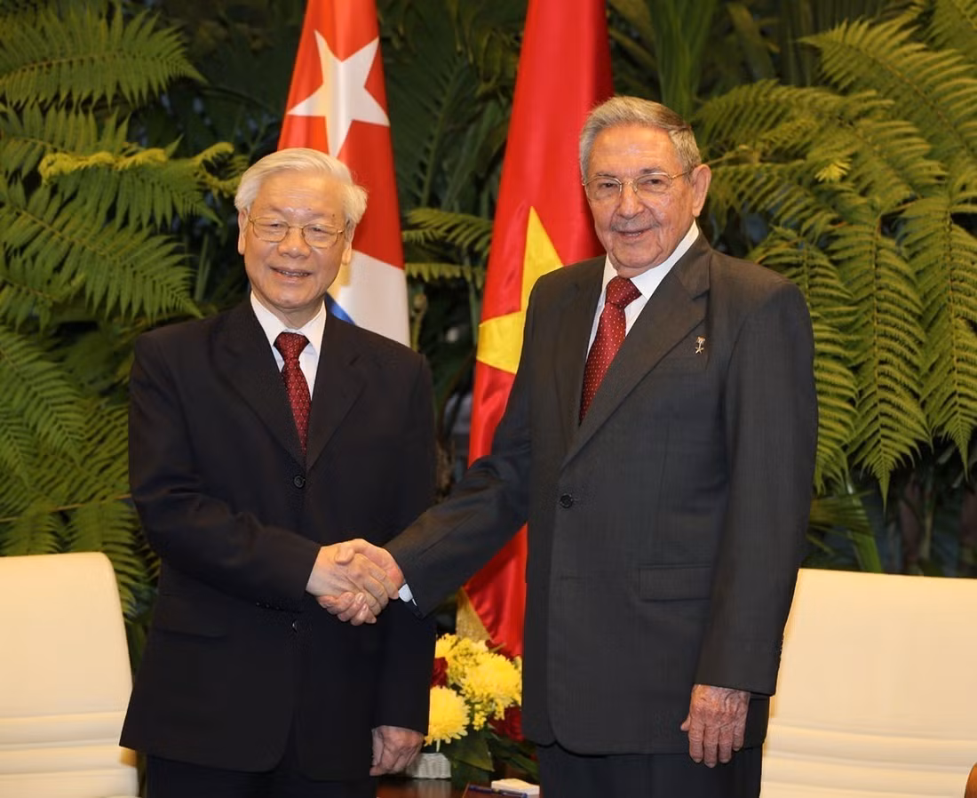Đồng chí Raul Castro Ruz, Bí thư Thứ nhất Đảng Cộng sản Cuba, Chủ tịch HĐNN và HĐBT Cuba đón Tổng Bí thư Nguyễn Phú Trọng thăm Cuba chiều 29/3/2018.