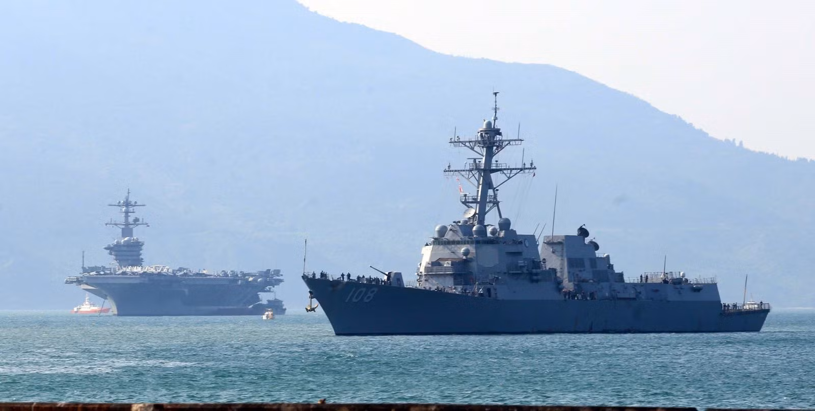 Ngày 5/3/2018, Việt Nam đón nhóm tàu Hải quân Mỹ gồm tàu sân bay USS Carl Vinson (CVN 70); tuần dương hạm USS Lake Champlain (CG-57) và tàu khu trục USS Wayne E. Meyer (DDG-108) đến thăm, giao lưu với Hải quân Việt Nam tại thành phố Đà Nẵng trong 5 ngày. Ảnh: Trần Lê Lâm/TTXVN