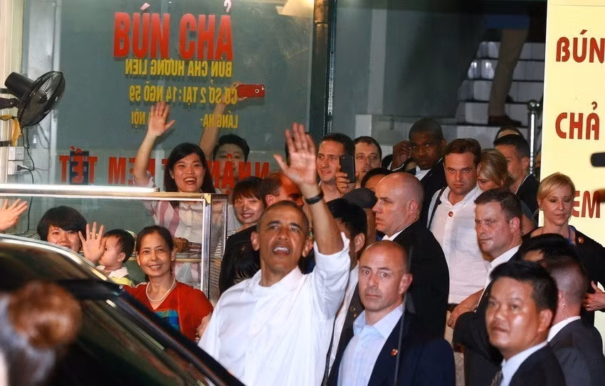 Tối 23/5/2016, Tổng thống Barack Obama đến dùng bữa tối tại quán bún chả Hương Liên trên phố Lê Văn Hưu, quận Hoàn Kiếm (Hà Nội) trong sự chào đón nồng nhiệt của đông đảo người dân Thủ đô. Ảnh: Doãn Tấn/TTXVN