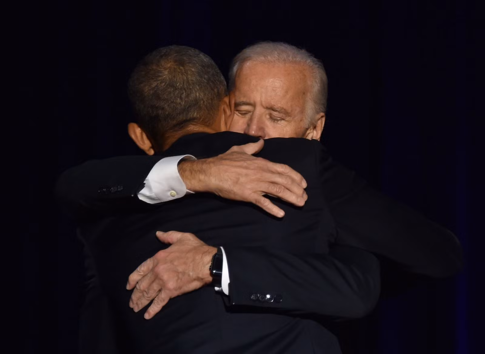 Ông Barack Obama lúc còn là Tổng thống Mỹ (phía trước) bày tỏ cảm kích với ông Joe Biden tại Chicago, Illinois ngày 10/1/2017. Ảnh: AFP/TTXVN