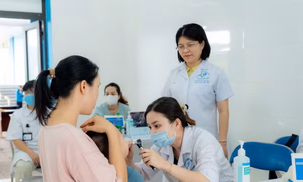 Phối hợp khám sức khỏe định kỳ chất lượng cho trẻ em