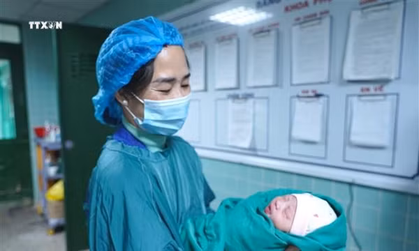Hỗ trợ gia đình sinh 2 con gái để giảm thiểu 'nam nhiều hơn nữ'