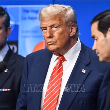 Tổng thống Mỹ Donald Trump (giữa) trong cuộc họp báo sau khi dự Hội nghị thượng đỉnh NATO ở Lahay, Hà Lan, ngày 25/6/2025. Ảnh: THX/TTXVN·