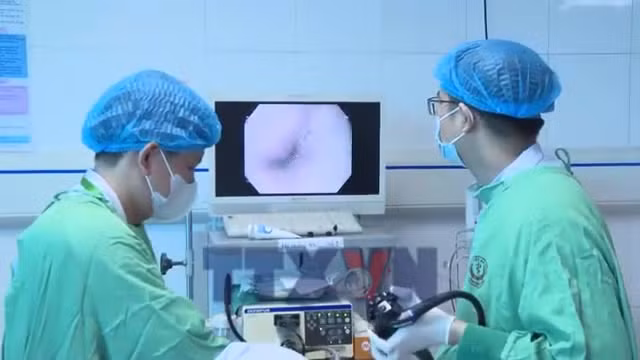 Nội soi gắp chùm chìa khóa trong dạ dày bệnh nhi 30 tháng tuổi