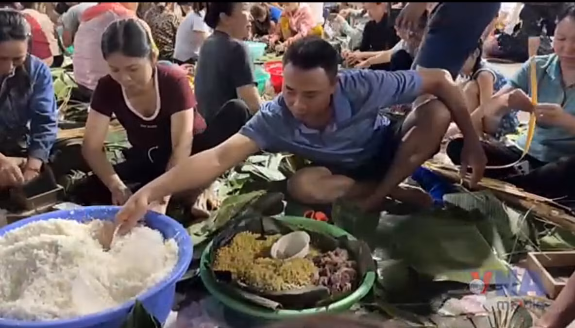 Xuyên đêm gói bánh cứu trợ đồng bào vùng lũ