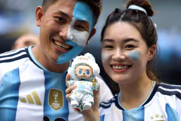 Cổ động viên Argentina mở tiệc ăn mừng ngay bên ngoài sân Miami
