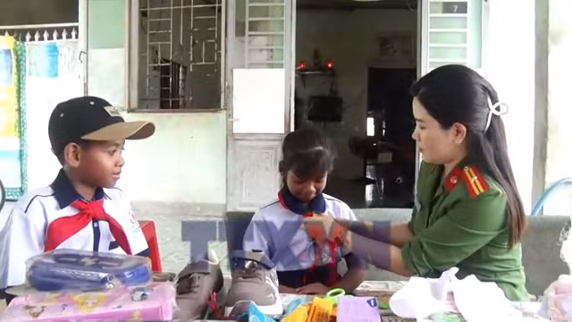 Khi Công an xã là cha mẹ nuôi của trẻ mồ côi