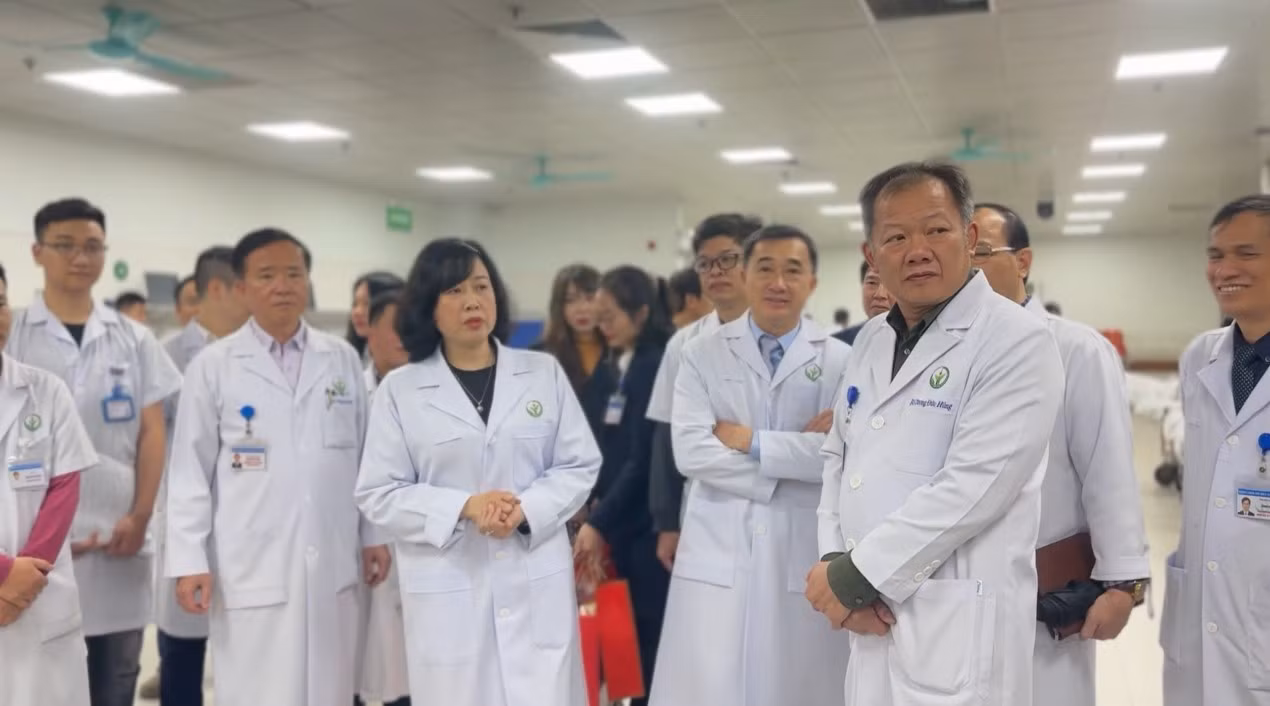 Bộ trưởng Bộ Y tế kiểm tra tại bệnh viện Việt Đức