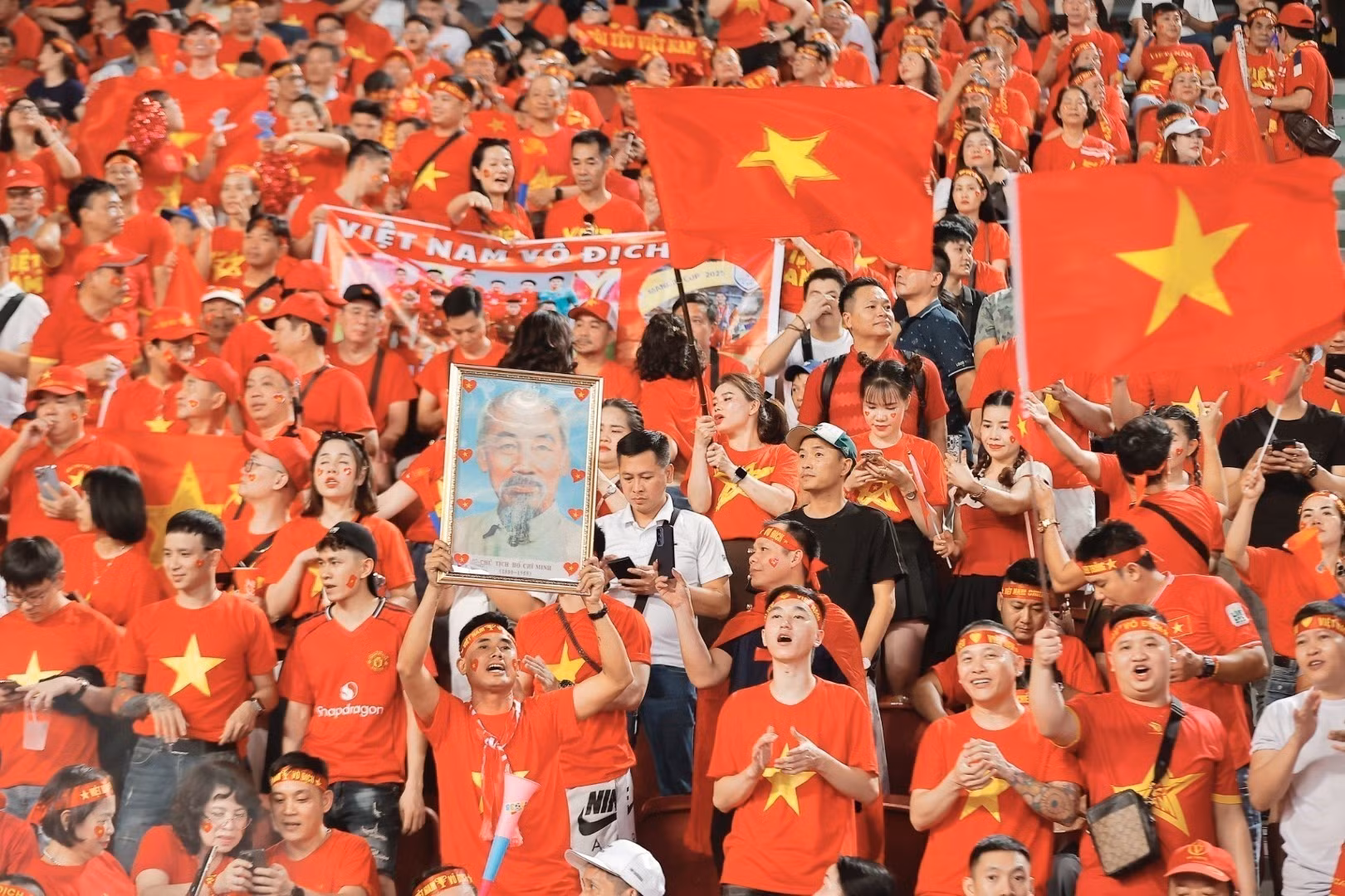 CĐV Việt Nam nhuộm đỏ sân Rajamangala 'tiếp lửa' cho U22 Việt Nam