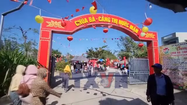 Sôi nổi lễ hội 'Chùa Bà - Cảng thị Nước Mặn' ở Gia Lai