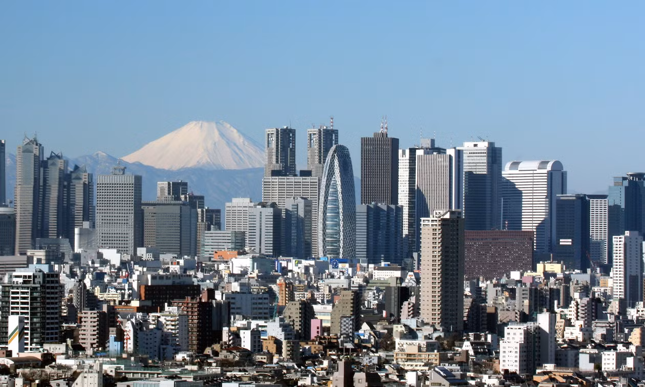 Toàn cảnh các tòa nhà chọc trời ở Shinjuku và núi Phú Sĩ nhìn từ Trung tâm Hành chính Bunkyo ở Tokyo. Ảnh: Wikipedia
